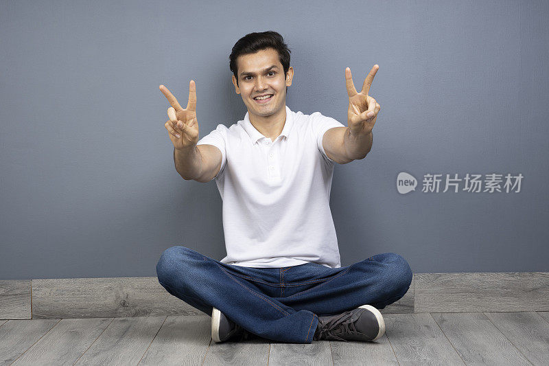 男人盘腿坐在地板上的stock photo